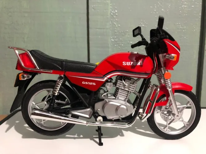 Miniatura moto Suzuki em escala 1:8