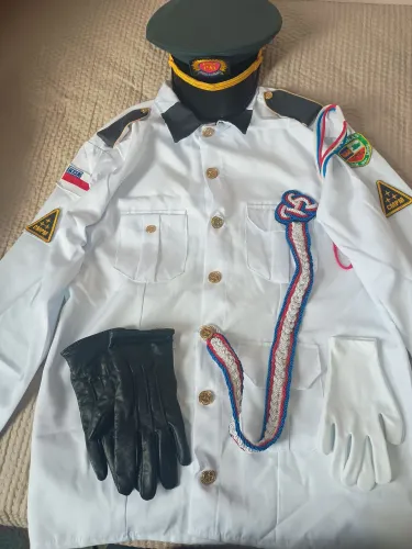 Aluga-se uniforme de gala.