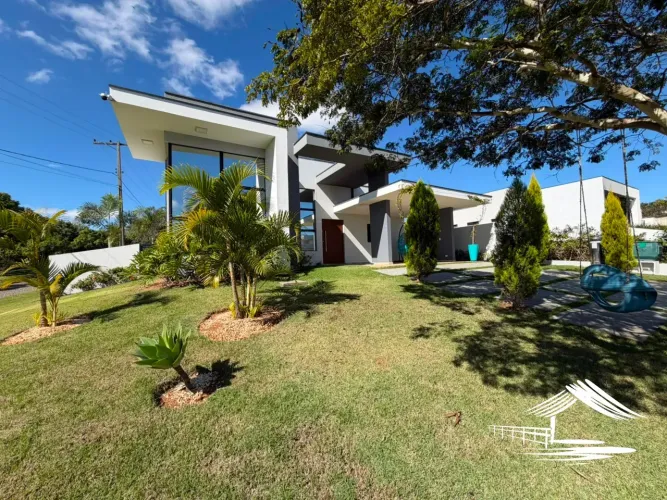 Linda casa no Ninho Verde 1 contendo 3 suítes, área de lazer com piscina, oportunidade