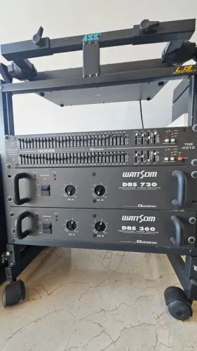 Rack com 2 amplificadores e equalizador Ciclotron