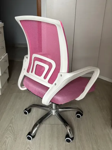 Cadeira de Escritório Giratória Rosa com Encosto em Tela e Base Cromada