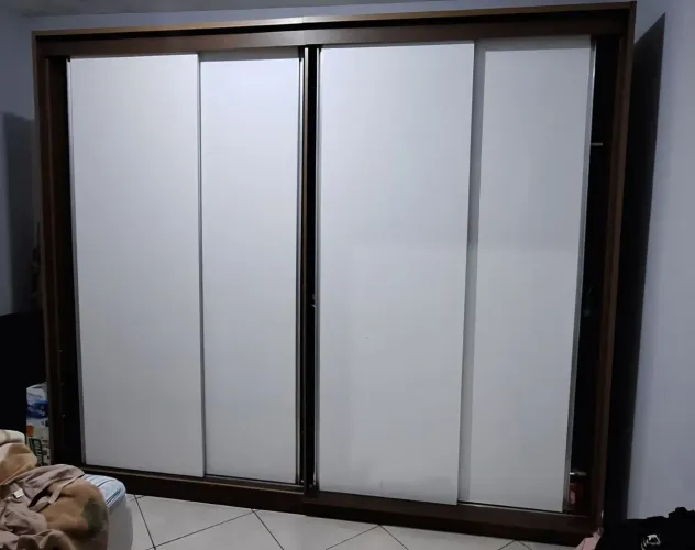 Guarda roupa casal 4 portas, 3 gavetas e cabideiro