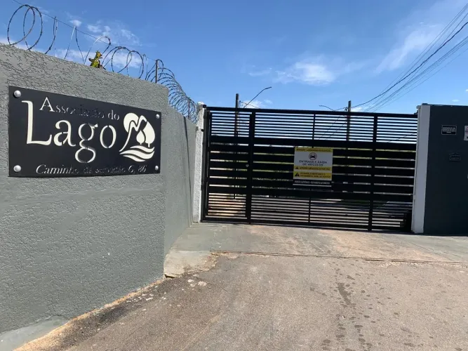 Lote plano de 500m² em Associação do lago, estruturada com segurança e pavimentação.