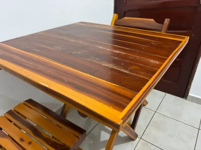 Conjunto mesa + 4 cadeiras dobráveis de madeira