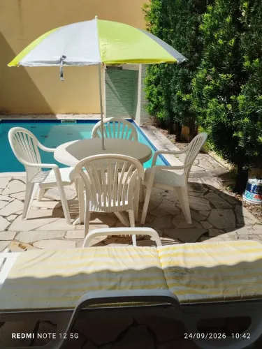 Mesa, cadeiras e espreguiçadeira para piscina