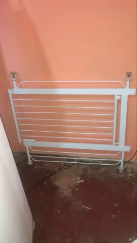 Cercado branco para proteção do bebê.