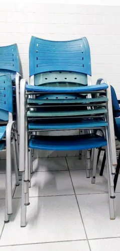 OPORTUNIDADE Vendo 35 cadeiras de alumínio reforçado com assento e encosto de polietileno.