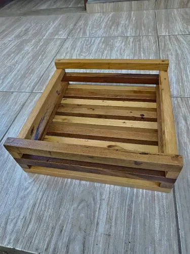 Fruteira Para Mesa Ou Balcão 33 X 33 CM Por 11 CM Em Madeira Canela e Peroba Demolição