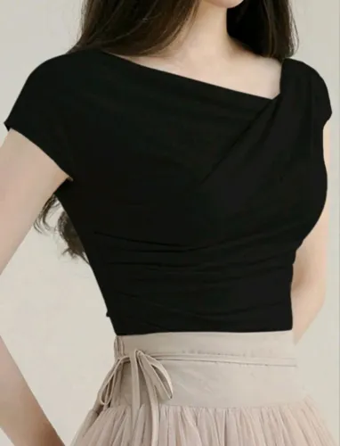 Blusa Feminina Assimétrica Preta Manga Curta Slim Fit SHEIN
