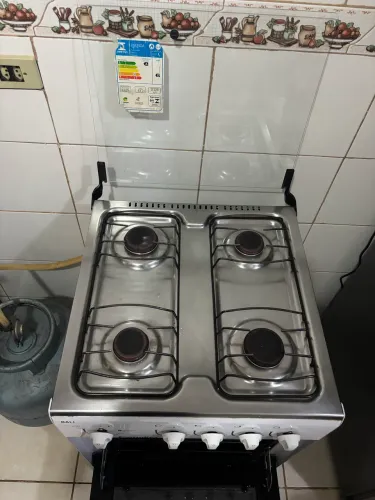 Fogão 4 bocas acendimento automático.