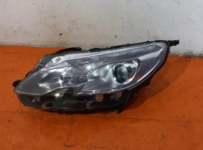 Farol Peugeot 2008 2020