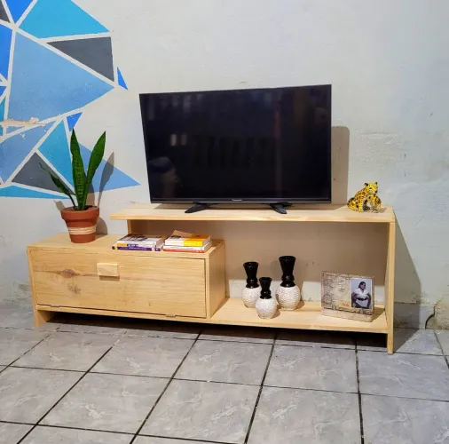 Rack de TV em Madeira de Pinus