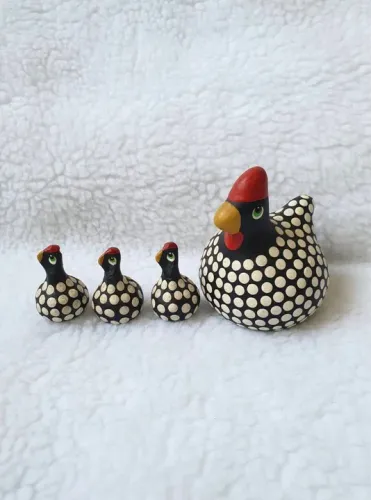 Família de Galinhas Decorativas em Cerâmica
