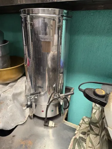 Cafeteira Inox 8 litros funcionando perfeitamente 220v
