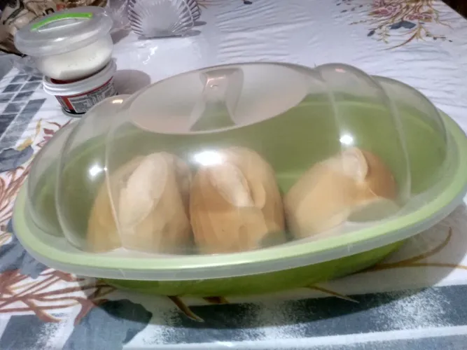 Porta pães com tampa Plasutil.