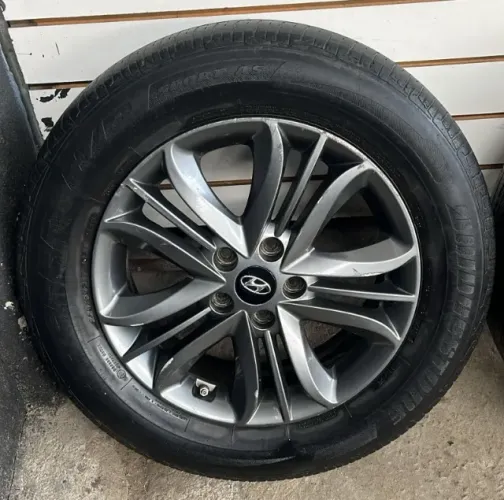 Hyundai/ Kia:IX35/ Creta /Sorento etc? Aro 17 5 furos Quantidade: 1 Estado: com detal