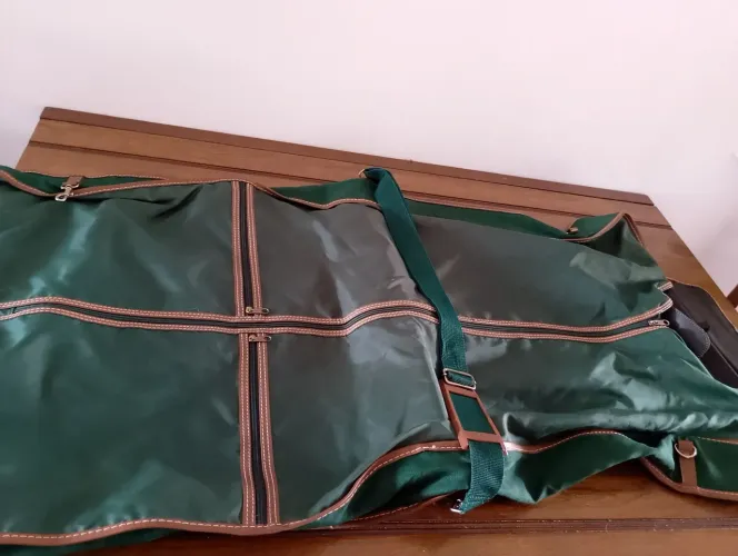 Maleta de Viagem Verde para Roupas.DE COURO E LONA. USADA DUAS VEZES 