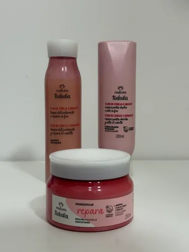 linha Natura Tododia Flor de Cereja e Abacate, shampoo, condicionador e máscara