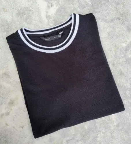 Camiseta Masculina Preta com Detalhes Brancos