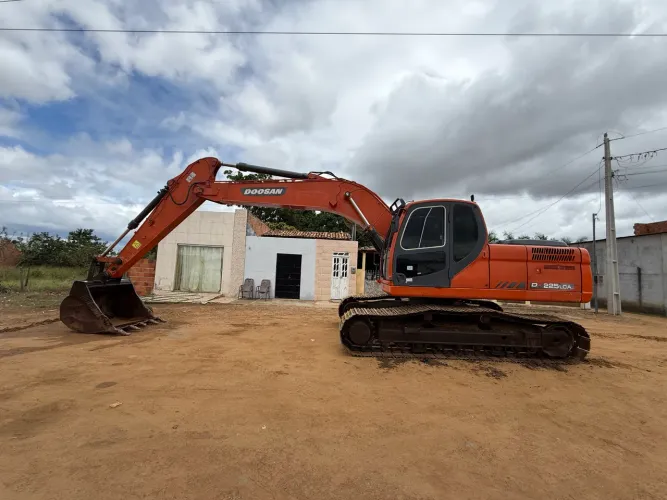 ESCAVADEIRA DOOSAN DX225LCA