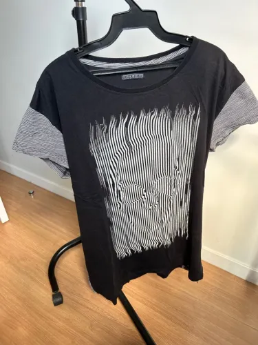 Camiseta Triton preta com estampa abstrata