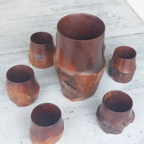 Antigo conjunto de vaso/jarra e copos de madeira rústica vintage