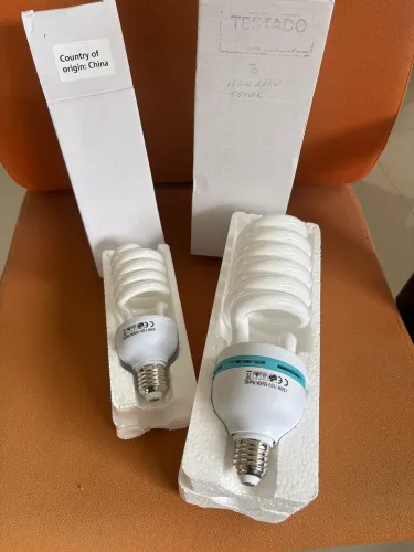 2 lâmpadas 110v (uma 150w 5500k e outra 45w 5500k)
