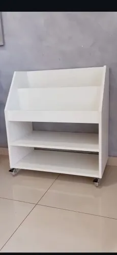 Estante de MDF Branco para organização de livros e brinquedos. Com rodízio de silicone.