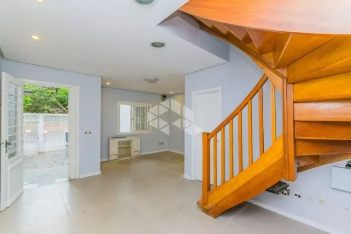 Baixou R$ 120 mil!! Casa residencial ou comercial com 06 salas/dormitórios próximo à escol