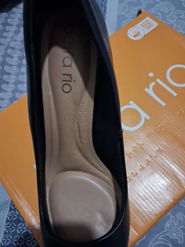 Scarpin preto beira rio