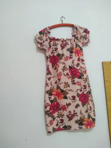 Vestido feminino justo com manga curta e babado.