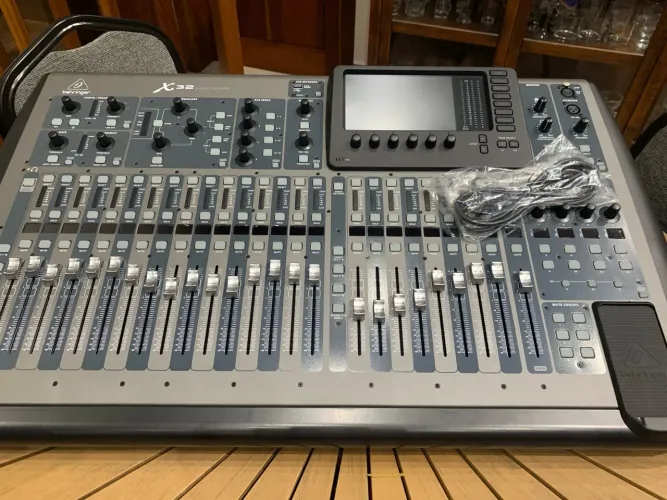 Mesa de Som Digital Behringer X32 Studio ABAIXEI