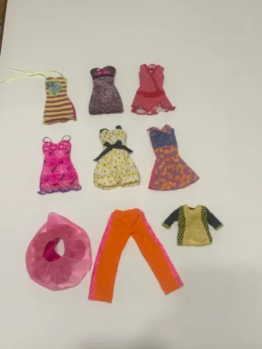 LEIA A DESCRIÇÃO Lote Roupas para Barbie