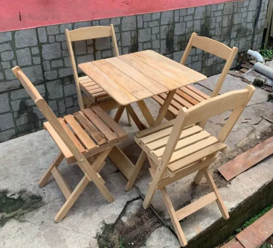 Mesas e cadeiras dobráveis lixadas.