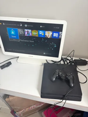 PS4 slim com controle e adaptador stelf