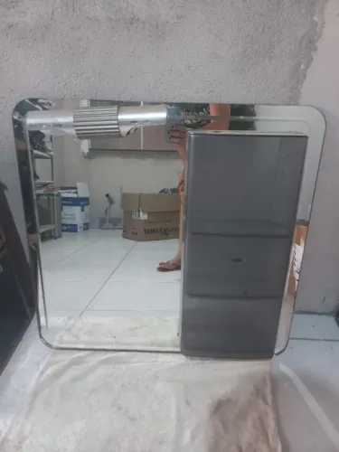 Espelho de banheiro com dispenser e porta objetos