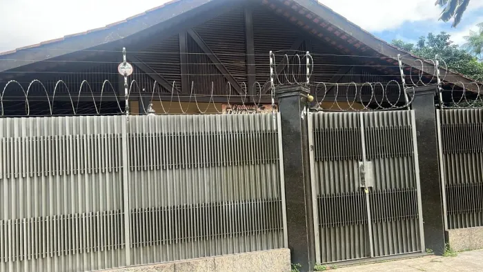 ARIRAMBA, VENDO LINDA CASA COM 3 SUITES, PISCINA, TERRENO MED. 27,00X30,00