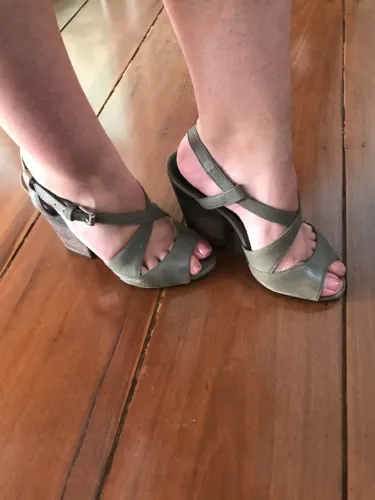 Sandália De Couro Cinza Arezzo (Usado)