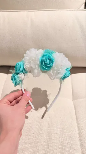 Tiara Artesanal com Flores Verde-Água e Brancas - Adulto, Usada 1x