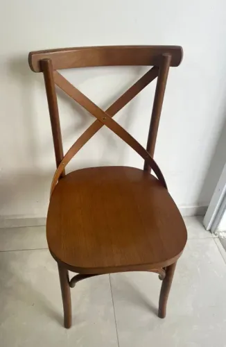 Cadeira em X de Madeira