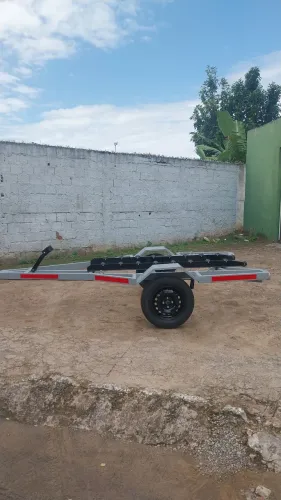 Carretinha reboque para trasporte de jet-ski barco e lancha