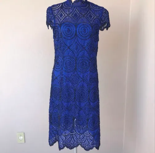 Vestido curto azul bordado