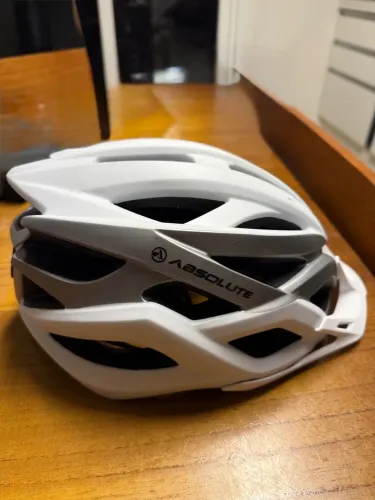Capacete de Ciclismo Absolute e luvas Pearl Izumi