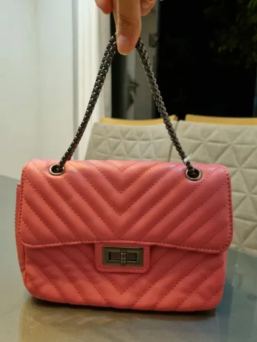 Bolsa de Ombro Rosa Com Detalhes em Costura