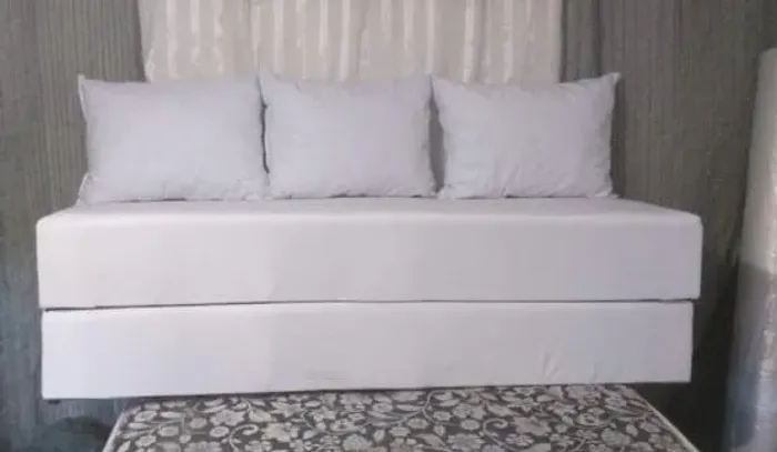 Sofá cama 3 almofadas em courinho