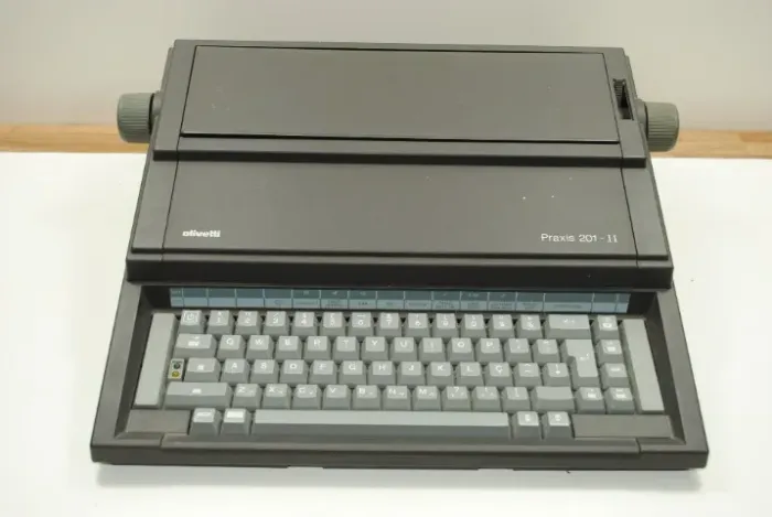 Antiga máquina de escrever Olivetti Praxis 201-I I - Necessita revisar