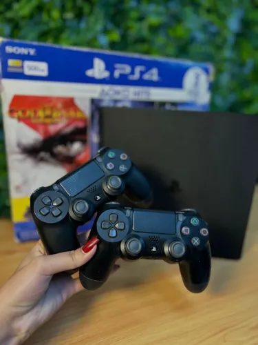 PS4 500GB Com caixa  2 manetes ps4  6 jogos inclusos   Seminovo  (3 meses de garantia)  