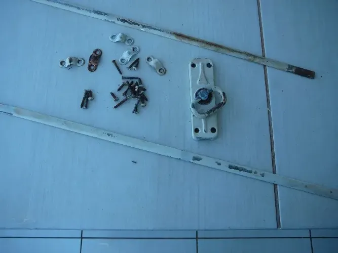 trava para janela veneziana - antiga - 1,23m