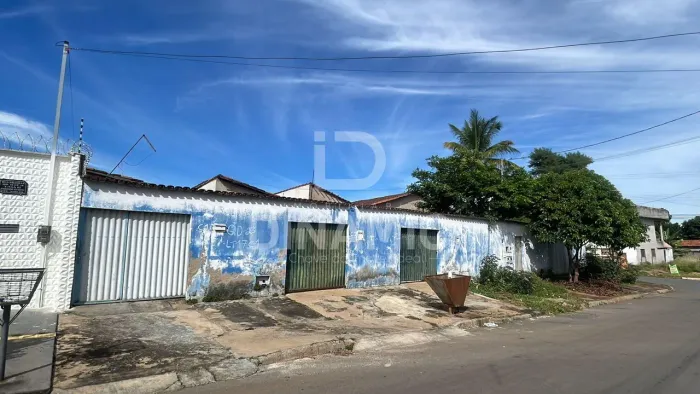 Área com Casa e 3 Barracões à Venda no Residencial Itaipu - Goiânia