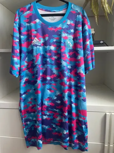 Camiseta Real Madrid Adidas - Camuflada Azul e Rosa - Tamanho GG